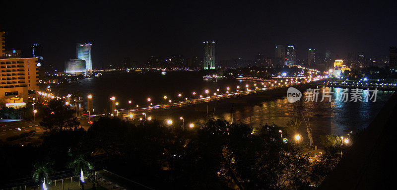 2003. 夜间尼罗河大桥的全景。开罗,埃及。